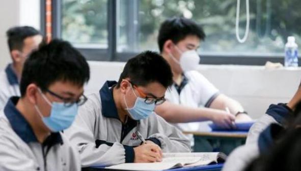 医生|高考体检要“全裸上阵”，女生听了脸都红了，医生：谁愿意看你