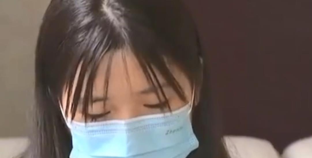丈夫回家敲门半天才开,妻子醉眼迷离和男同事在一起:喝喝酒而已
