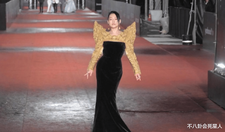 金钟奖|台湾金钟奖红毯寒酸,地毯是湿的,灯光昏暗,被嘲像村口吃席