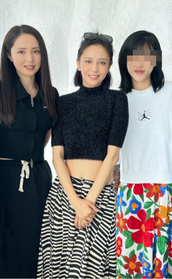 佟丽娅|佟丽娅董璇私下吃饭被拍！穿露脐装秀小蛮腰，两人脸颊酡红似少女