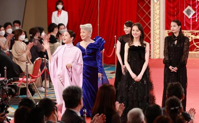 石原里美|35岁石原里美挺孕肚走红毯，粉色长袍裹全身密不透风，依旧尖下巴