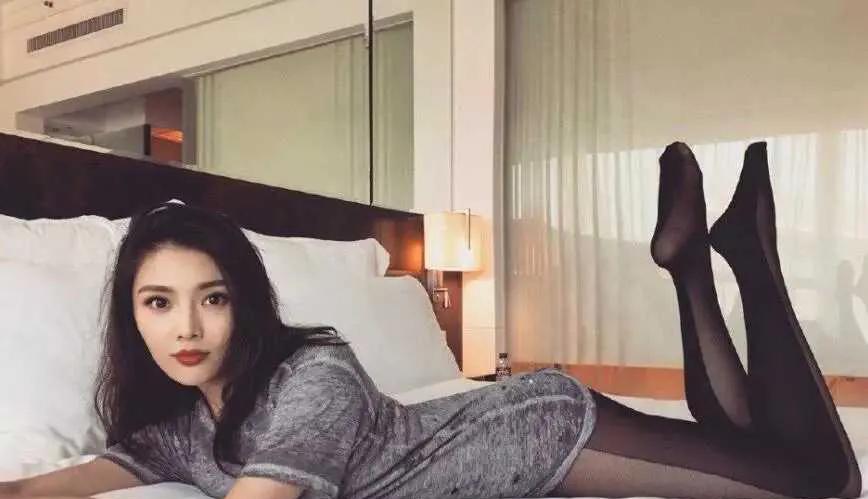 徐冬冬|“大嫂”徐冬冬拍黑丝大片,趴在床上照,上演带刺玫瑰