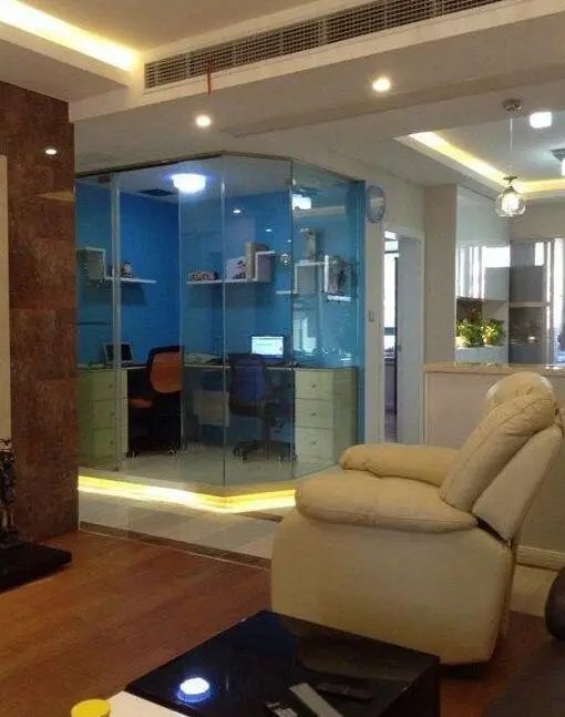 老公为了打游戏,不听劝非要在客厅弄个电竞室,搞得跟网吧一样