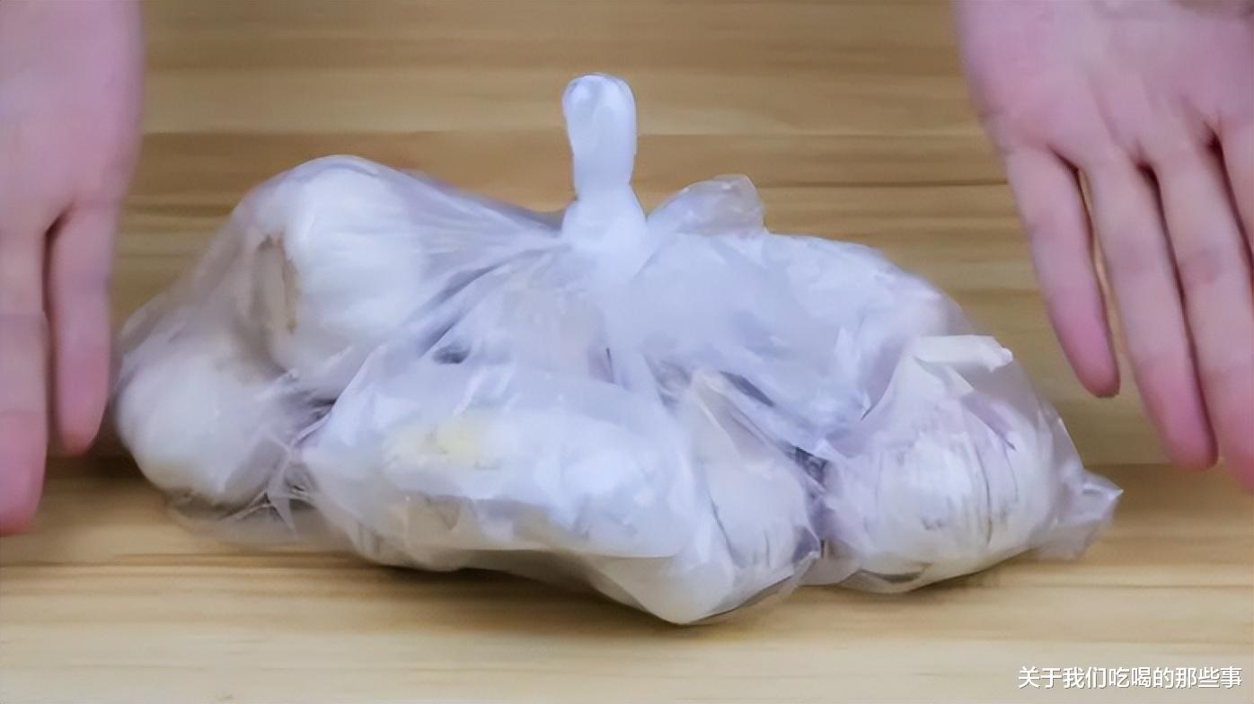 保存大蒜不用放冰箱,老菜农教你3个妙招,能放1年,不干瘪不发芽