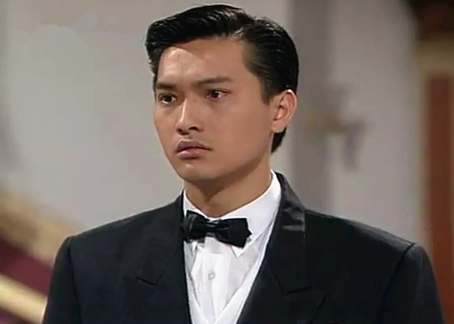 陈锦鸿|陈锦鸿陪妻儿出行，15岁自闭症儿子1米8太瞩目