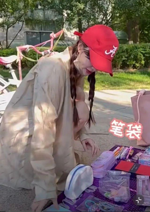蛋白质 李小璐对女儿都耍心机！自己打扮洋气时髦，甜馨穿T恤尽显普通范