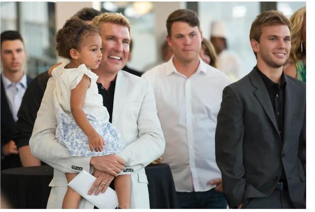 朱莉|真人秀夫妇双双入狱，25岁姐姐成了16岁弟弟和12岁侄女的监护人