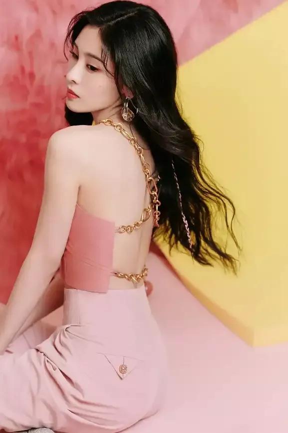 张碧晨|张碧晨时尚写真,黑色露背裙秀身材曲线,纯欲风满满,美出新高度