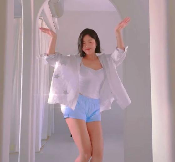 赵奕欢|赵奕欢拍摄结束撒欢,大腿肌肤光滑紧致,33岁也掩盖不住好身材