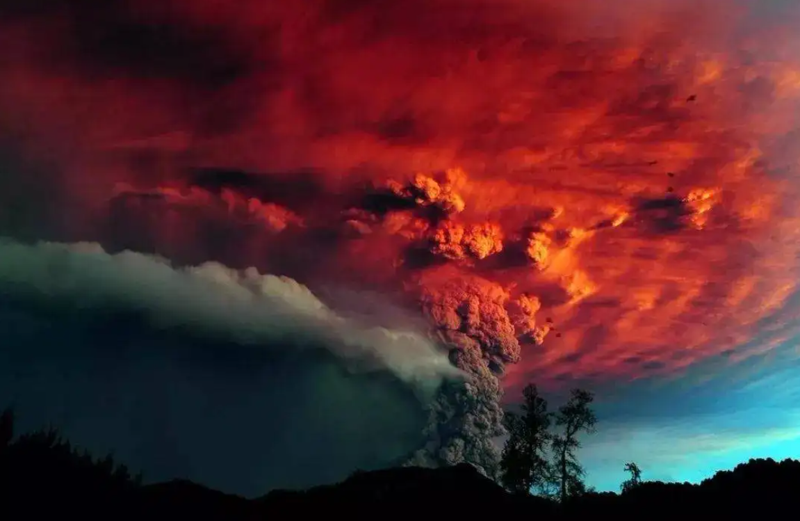 宇航员拍到?太平洋上空出现红色云!不是火山喷发现象,是什么?