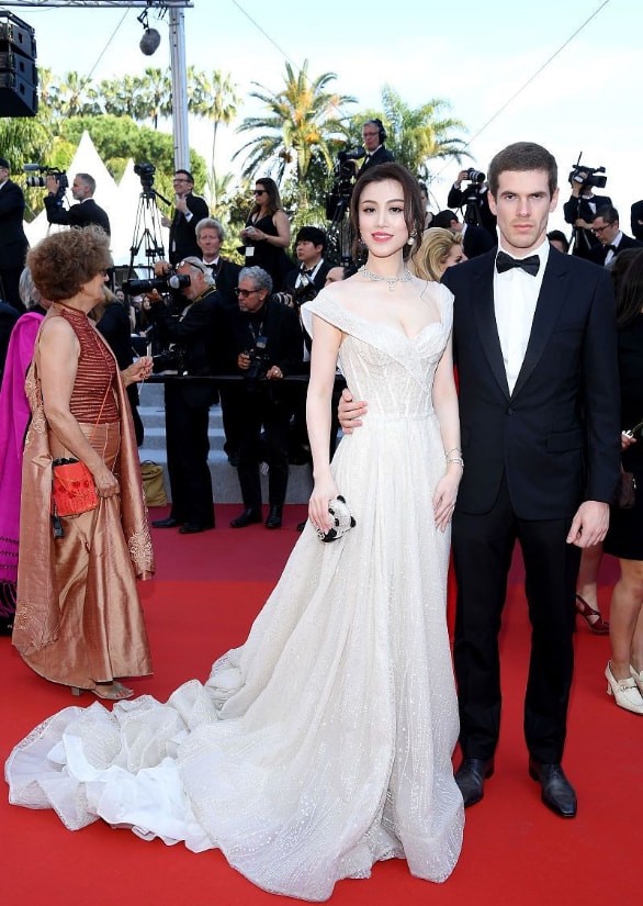 葛天|刘翔前妻身材太傲人,穿白礼服腰身纤细,身旁男伴全程搂着不放手