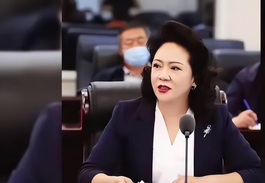 汪小菲|“耳钉姐”李少莉重回岗位,精致干练形象大变,网友:懂得低调了