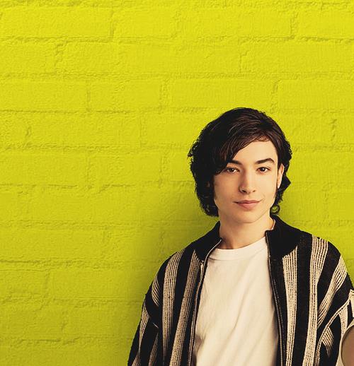 邪教|好莱坞当红小鲜肉被爆搞邪教!在家设祭坛,堆满枪支毒品,洗脑虐待12岁少女