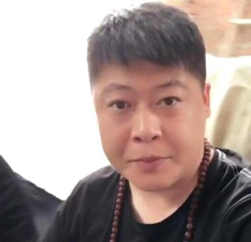 谢永强|“谢永强”带妻女逛商场,老婆穿抹胸被嘲不雅,带孩子穿不合适