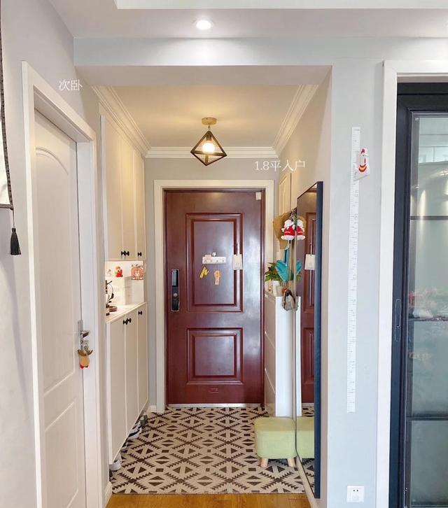 她家仅有94,虽然一点都不豪华,却处处充满了温馨,很有品味