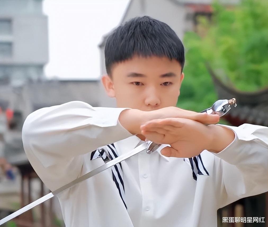 网红四川可乐婚姻出现危机,妻子直播与其发生争吵,网友:伪君子