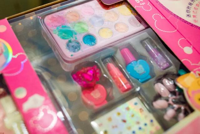 眼妆 “儿童化妆品”热销!部分检出禁用成分!你家孩子可能也在用……