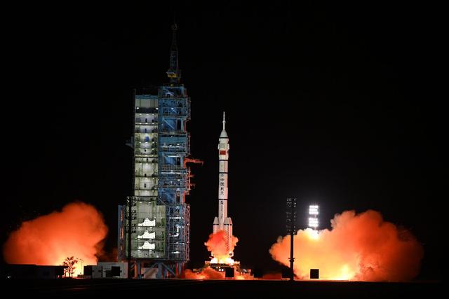 “神十五”穿“月”升空航天员会师,“圆梦乘组”太空之旅开启