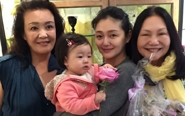 大S|忠心护主8年不回家!大S家保姆的底细被网友扒出,工资并不算高