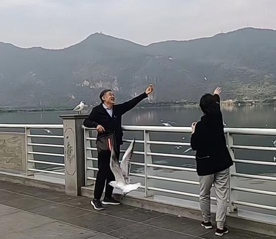 人世间|62岁李建义近照曝光,外出游玩无明星架子,网友:“曹公公”来了