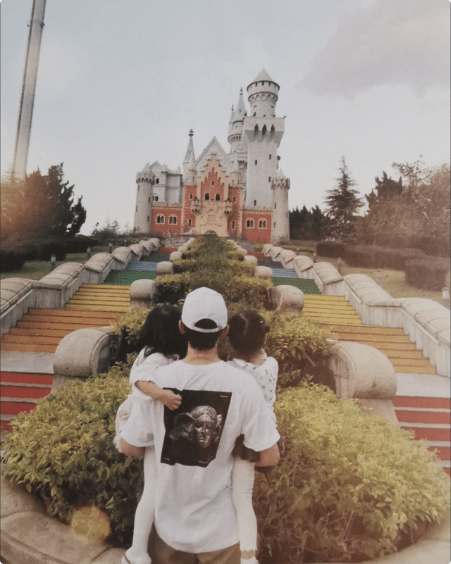 张杰|张杰谢娜合体拍广告,亲密搂腰超恩爱,三个女儿一同现身探班