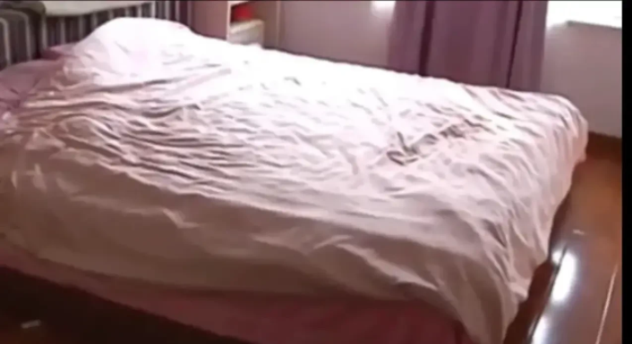 辽宁,一对夫妻下班回来关灯睡觉时,突然妻子发现正对着床的密 码箱出现了一闪闪的蓝光