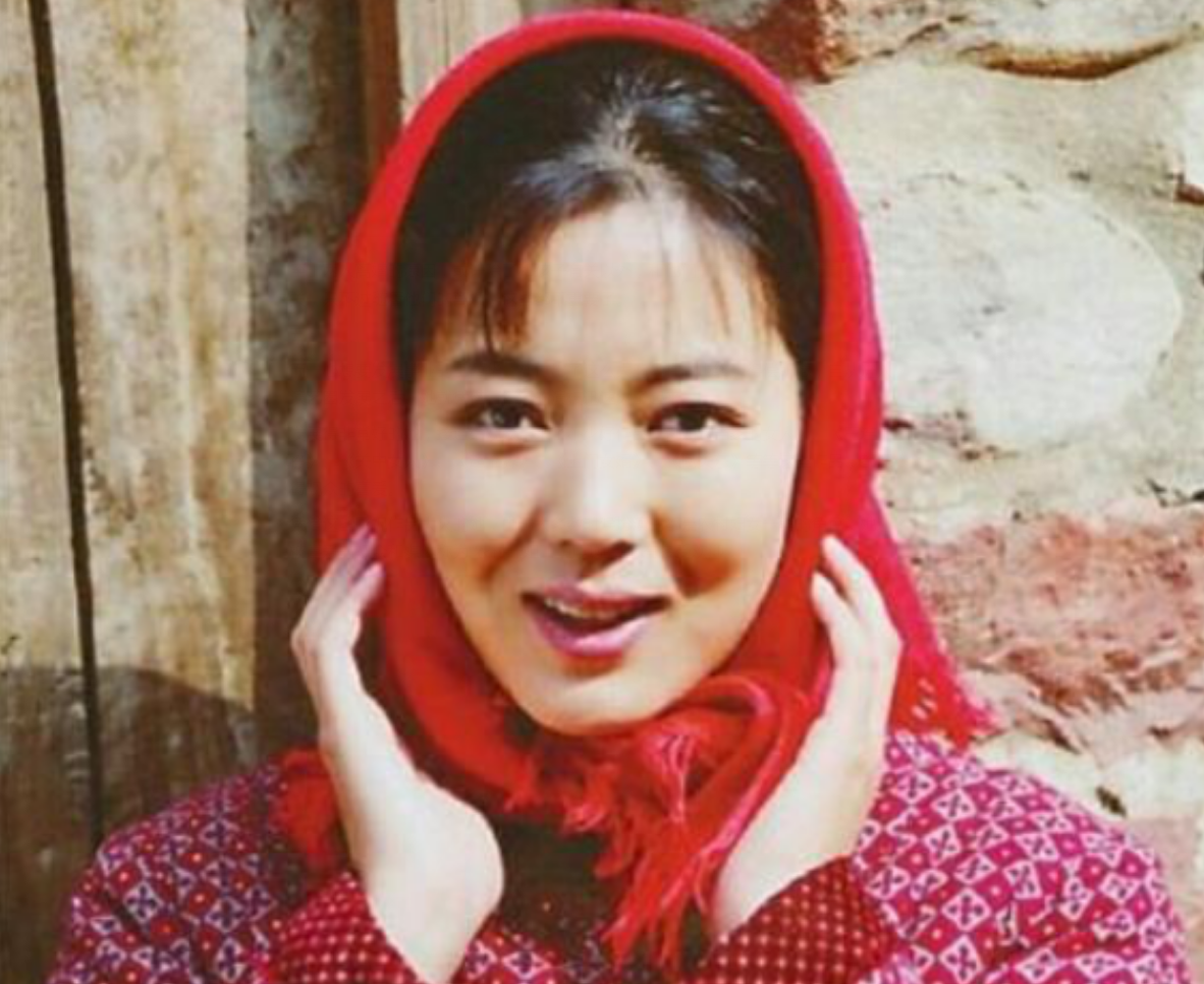 王茜华|王茜华：为拍戏流产、打美容针，41岁二婚嫁导演，43岁做高龄产妇