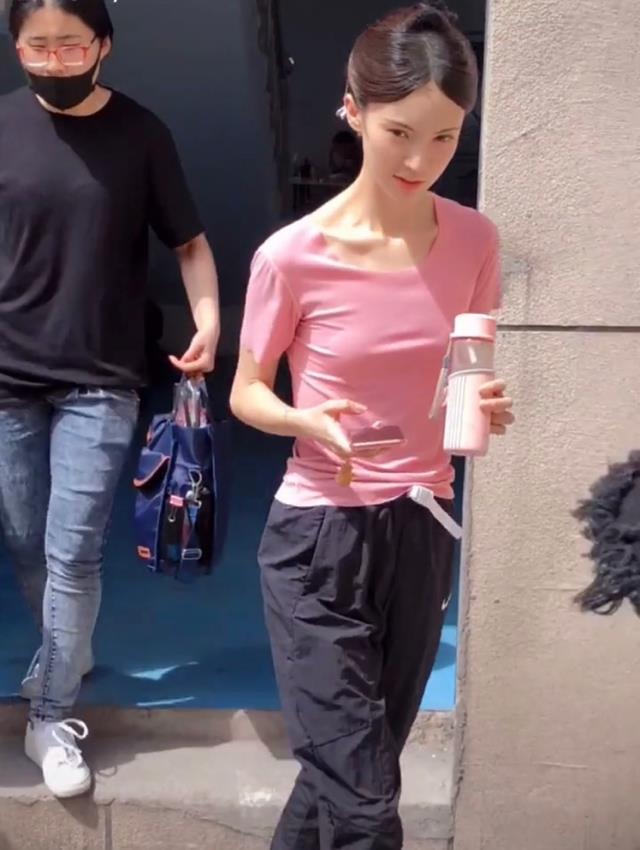 金晨|金晨穿拖鞋低调出行,还手持温水杯,网友:超A身材令人羡慕