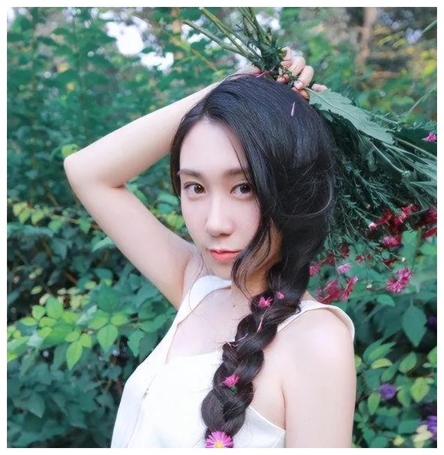 第二个贾浅浅！水均益29岁女儿当央视记者，前凸后翘女人味十足