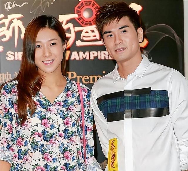 钟嘉欣|钟嘉欣晒全家合照庆圣诞，素颜露面小女儿在怀，三娃乖萌像爸爸