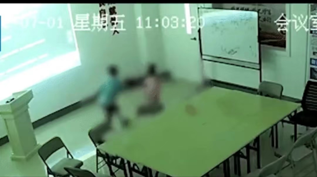 丧心病狂!又有女孩遭到殴打!4岁女孩被10岁男孩拖进房间进行暴力殴打长达三分钟...