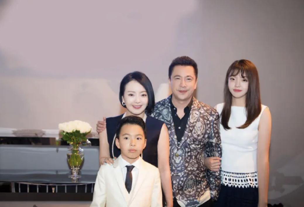 沈梦辰|52岁王中磊女儿晒豪宅!坐厨柜上拍照美腿抢眼,24岁仍单身受追捧