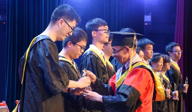 大学|考出去容易回来难，名校硕士回乡3个月工作处处碰壁，无奈卖烤鸭