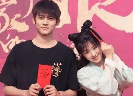 张含韵|张含韵佟梦实一起逛超市，男方表情冷淡心不在焉，与张含韵零交流