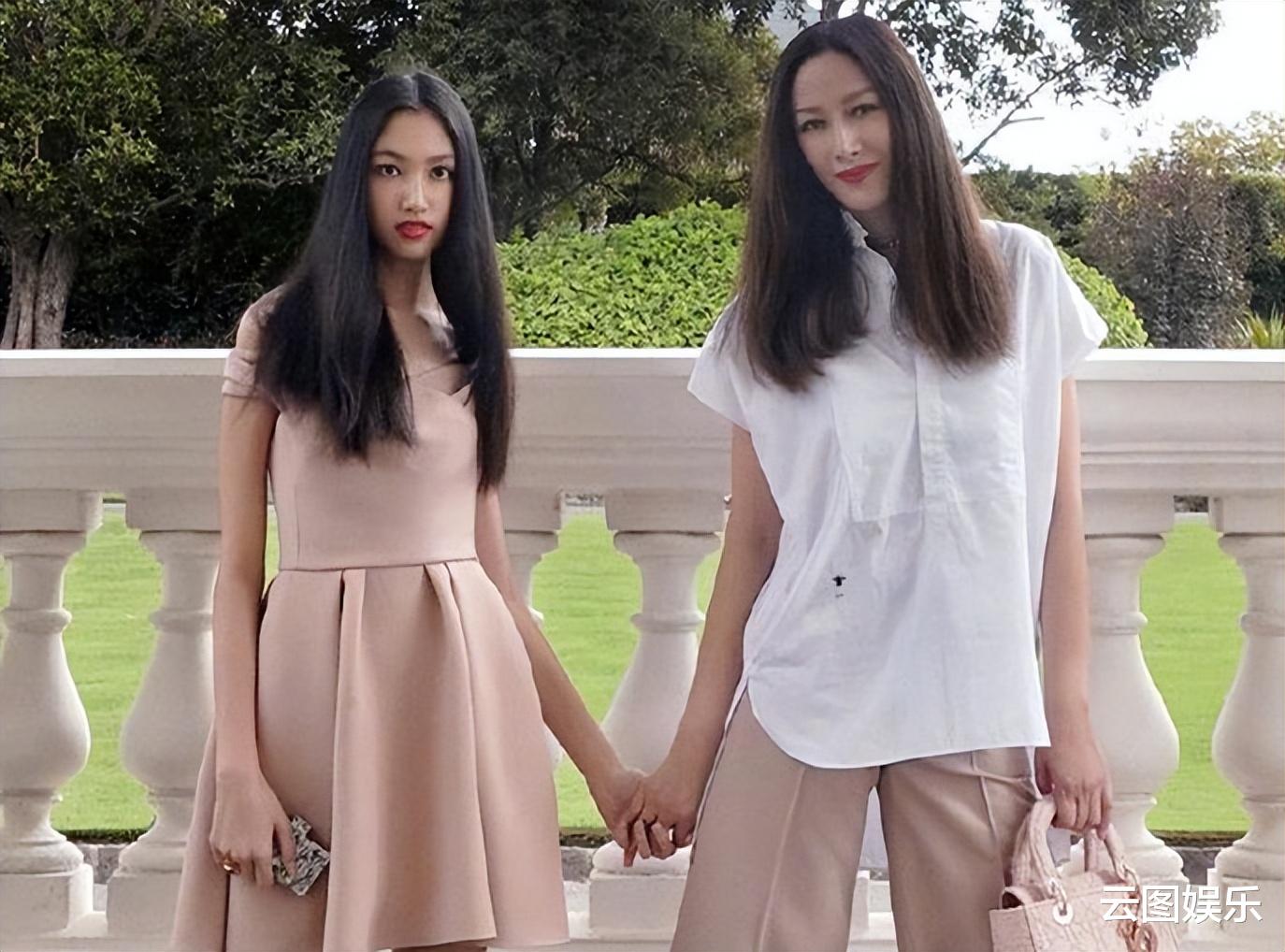 任达华|任达华女儿穿露背装大秀身材！18岁身高1米8，涂红唇打扮成熟