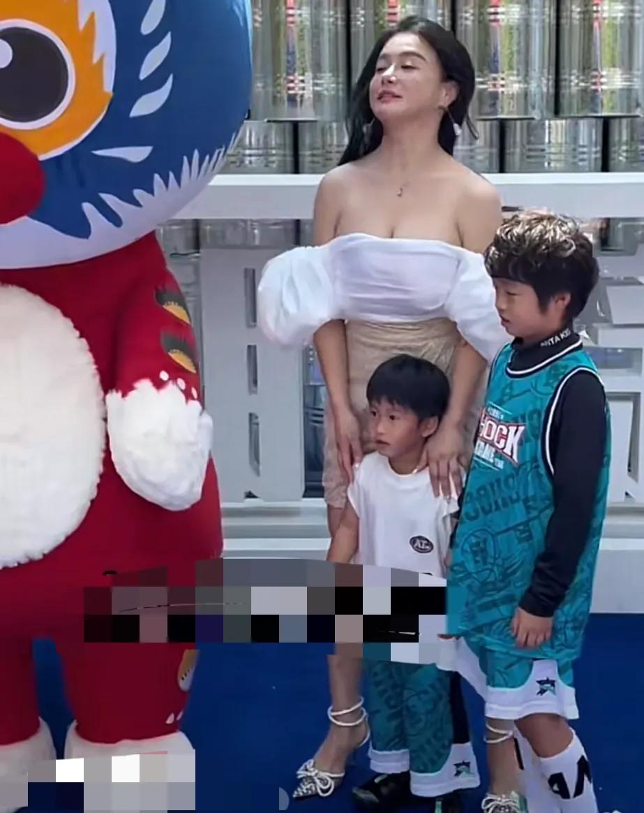 冉莹颖|冉莹颖因为穿着,引发争议!