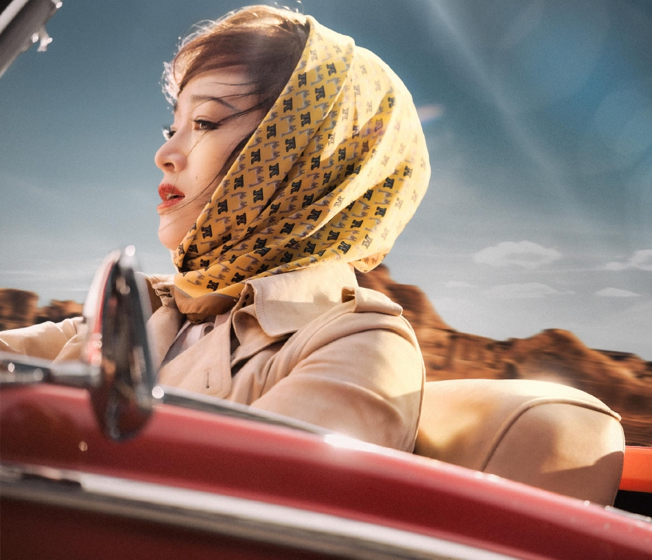 巩俐|56岁巩俐最新复古大片,扎头巾穿风衣,烈焰红唇透露性感妩媚