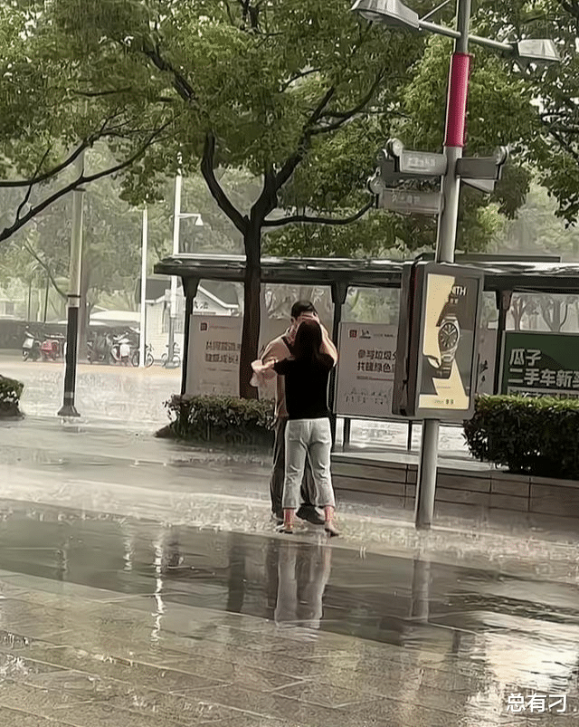 男子当上门女婿被数落白吃白喝,决意离开,妻子冒雨来挽留