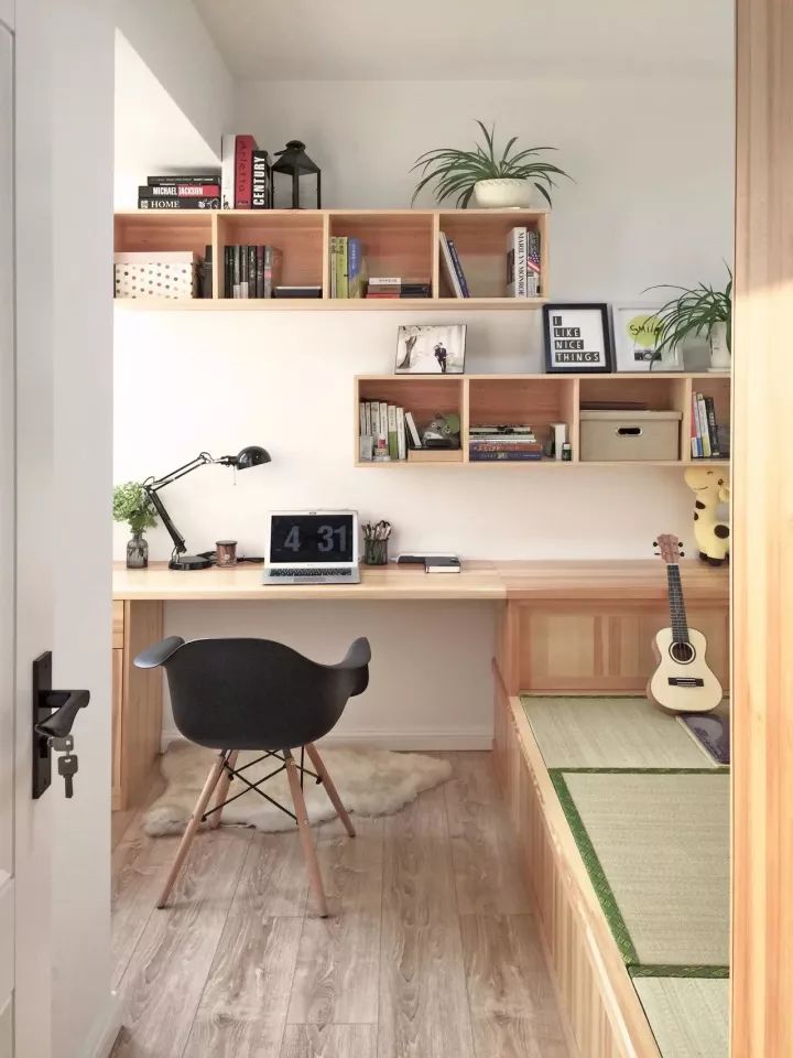 小户型书房做个榻榻米床搭配书桌和书架,紧凑又实用