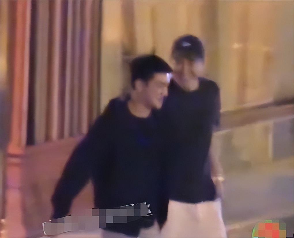 赵丽颖|赵丽颖被拍横店聚会，冯绍峰同天现身，两人各自约俊男美女无交流