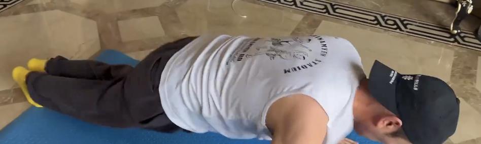 于和伟|50岁于和伟居家健身，动作娴熟一身腱子肉显眼，客厅摆设接地气