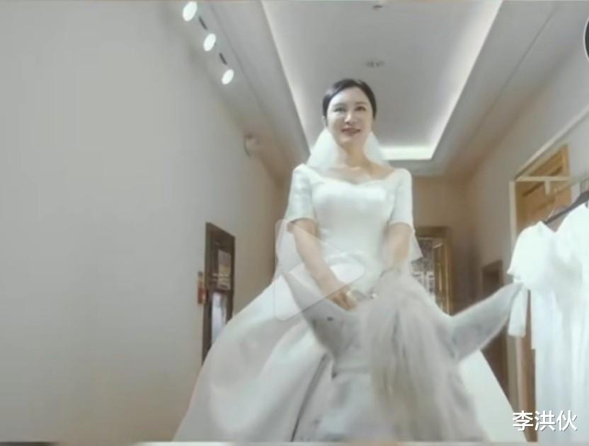 张纪中|张纪中扮侠士为娇妻庆生，只为满足妻子武侠梦，奢靡浪费遭人唾弃