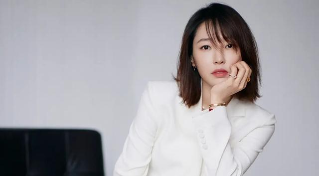 白百何|白百何穿紧身裤肚子高隆疑怀孕,6天前曾自拍,黑裤是障眼法?