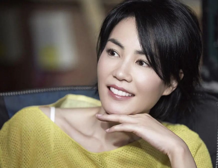 王菲|52岁王菲拍家居服广告,坐地板上随意自在,光脚跳舞放飞自我