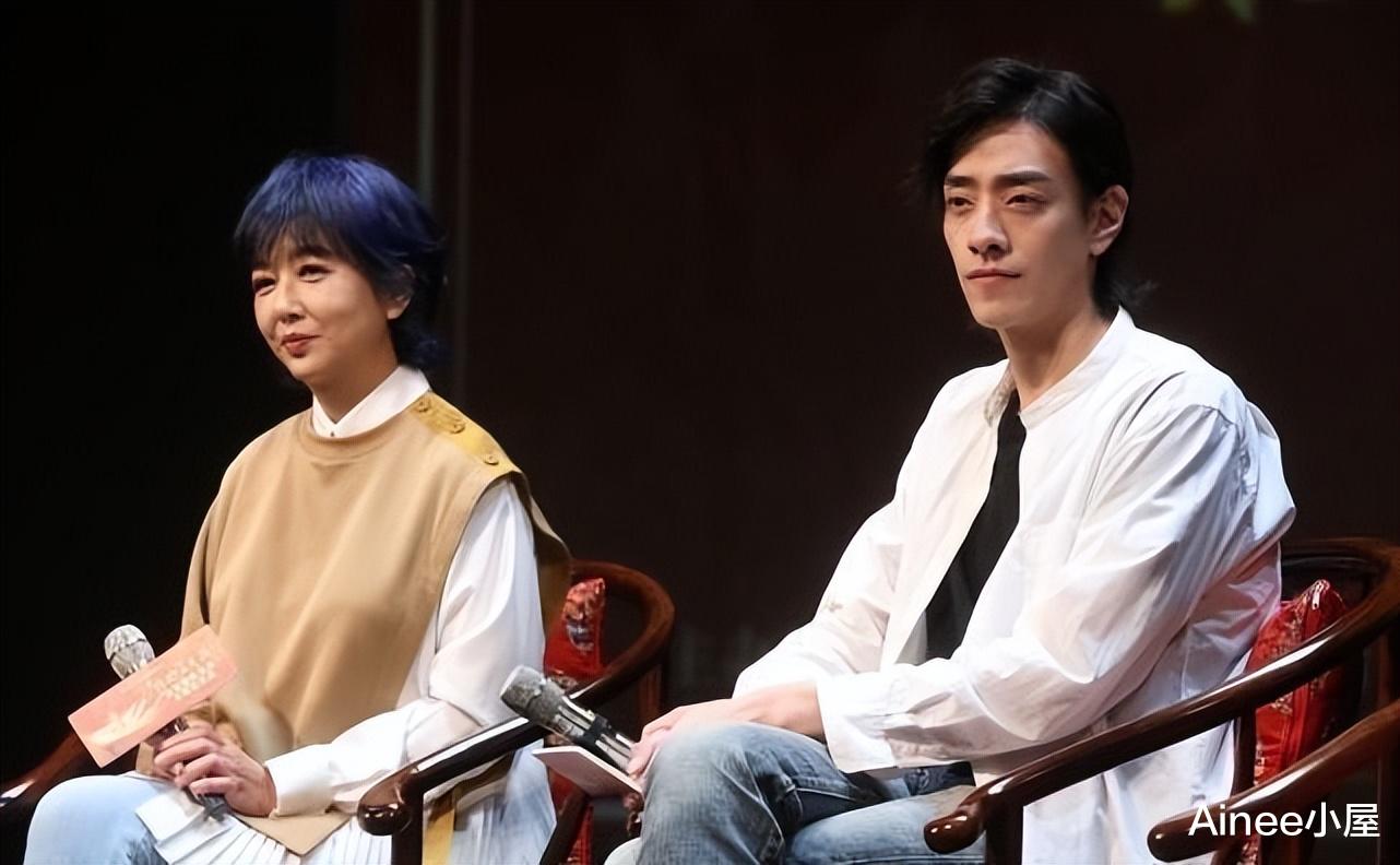 穿衣搭配 短发的江珊看着好真实,法令纹有点深,但是穿衣仍然挺大方的