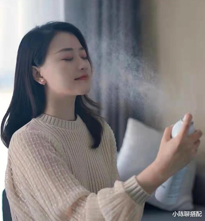 香水 50岁女人这样扮嫩也好看，即使脸上有皱纹，也显得年轻又自然