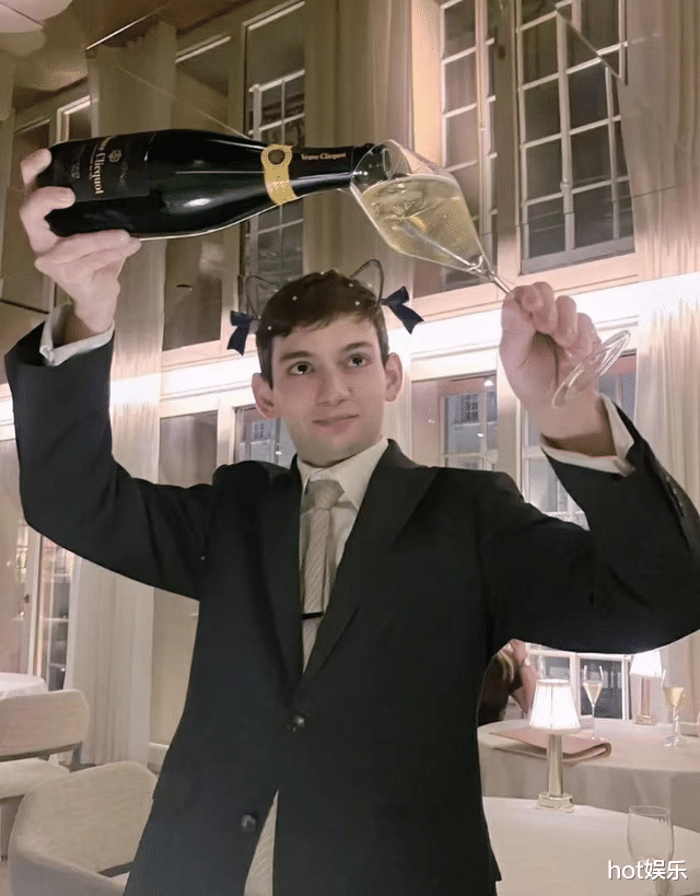 李湘|李湘陪读欢乐多，周末游巴黎，吃饭有专人服务，晒高档食物引争议