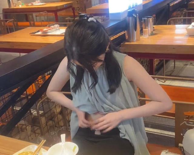 山东一对夫妻外出吃饭,妻子奇葩动作遭围观,网友:行走的五花肉