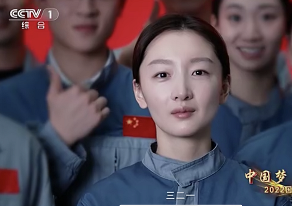 快递员|国庆晚会亮点多:周冬雨的简历,孙俪的指甲,还有黑板上的文字