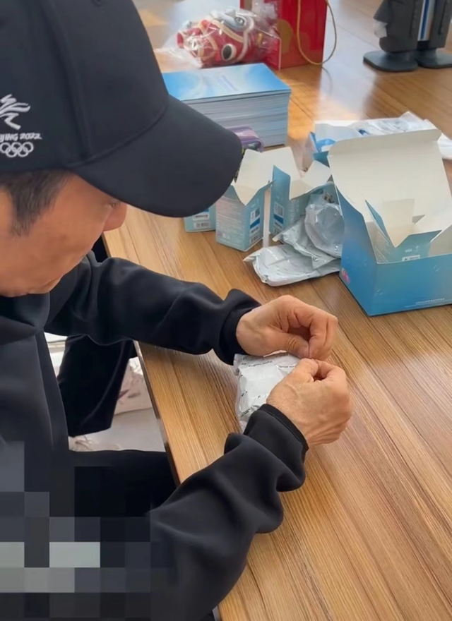 张艺谋|71岁张艺谋身体状况引担忧，拆盲盒包装双手颤抖，两鬓斑白脸消瘦